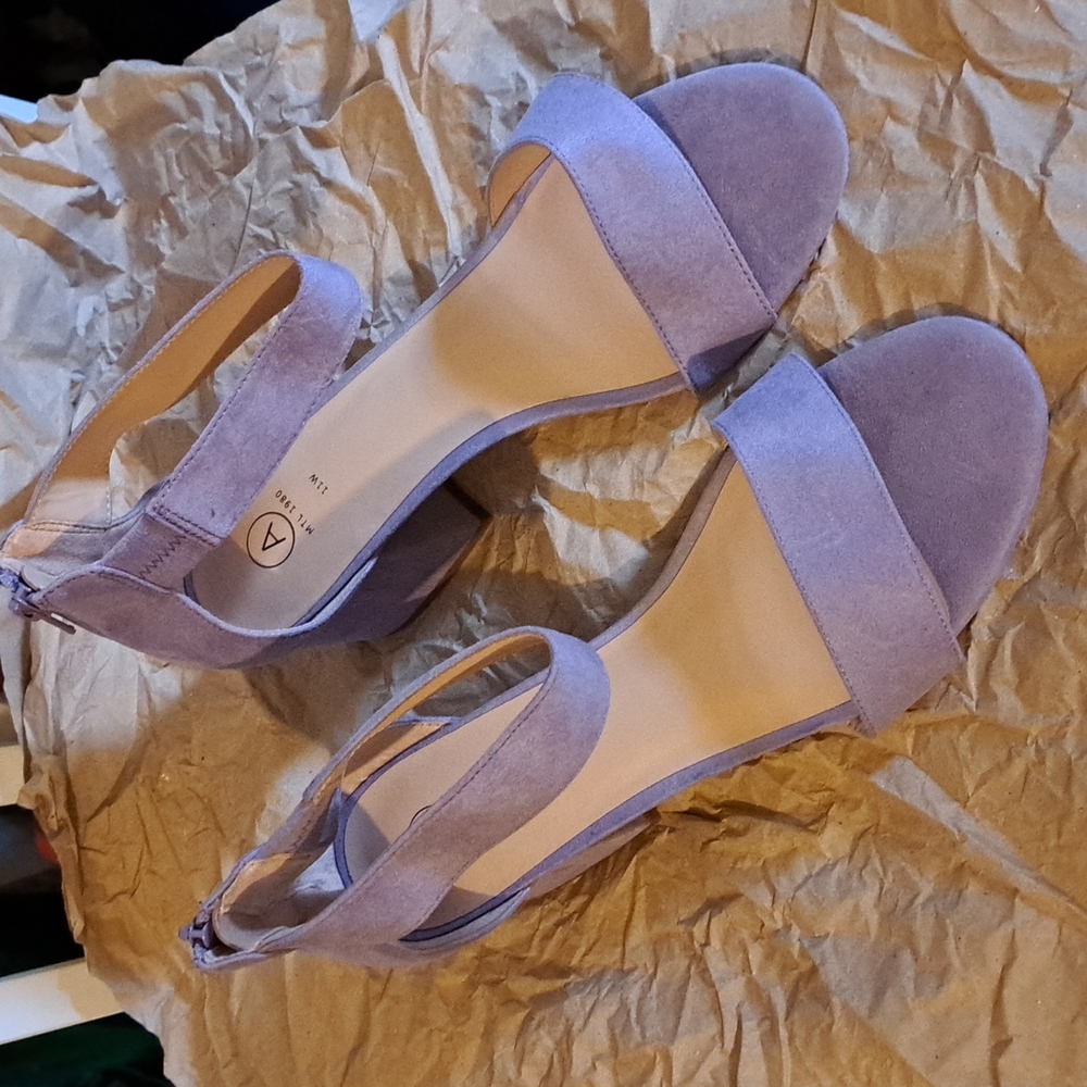 A light purple shoes. 11 wide. Suede.